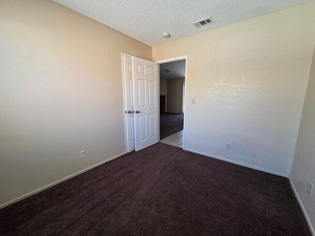 Building Photo - New Listing!