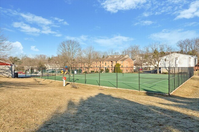 Building Photo - 1424 Valley Dr