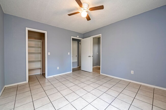 Building Photo - Quaint Rogers Home!