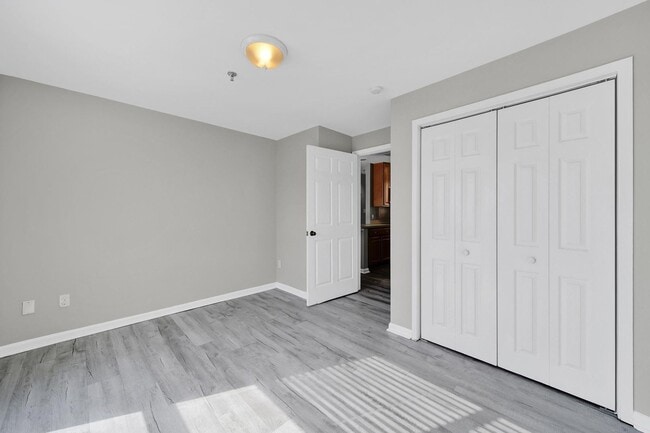Building Photo - Lovely Two Bed Two Full Bath Condo in Fort...