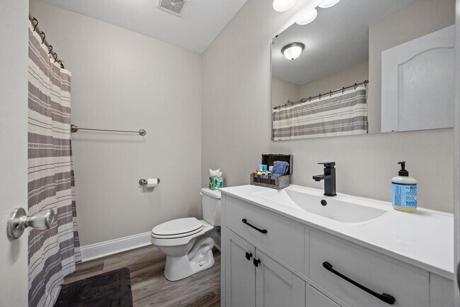 Building Photo - Fully Furnished Month to Month/Short Term Rental!