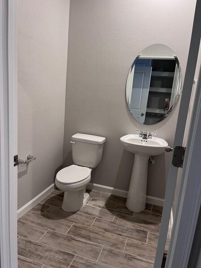 Building Photo - Beautiful 3 bedroom, 2.5 bathroom, 1 car garage townhouse for rent in Lutz!