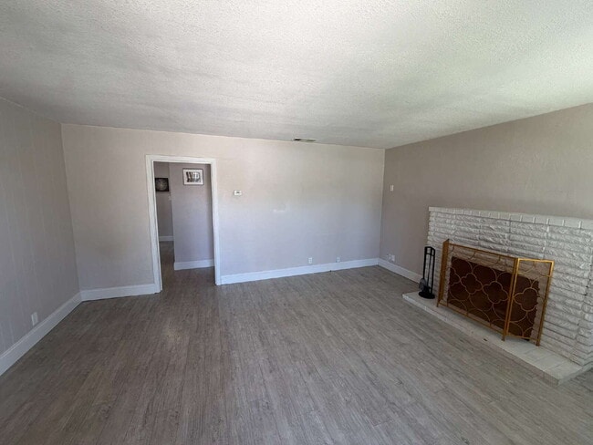 Building Photo - "Charming 3-Bedroom Oasis with Granite Elegance & Hardwood Warmth in Concord!"