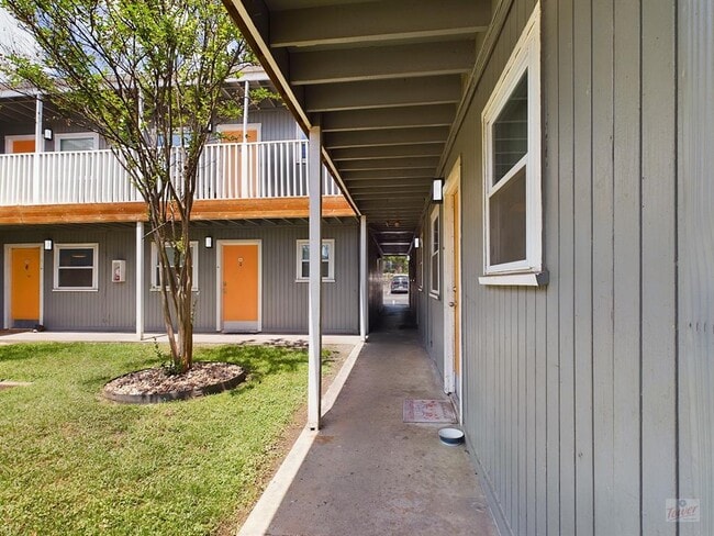 Building Photo - 2401 Manor Rd