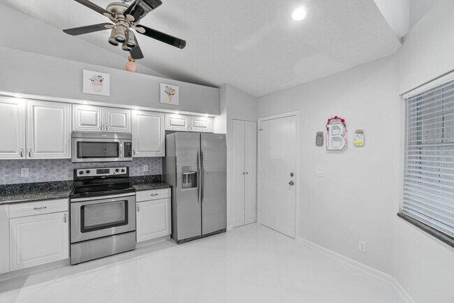Building Photo - 7916 Coral Pointe Dr