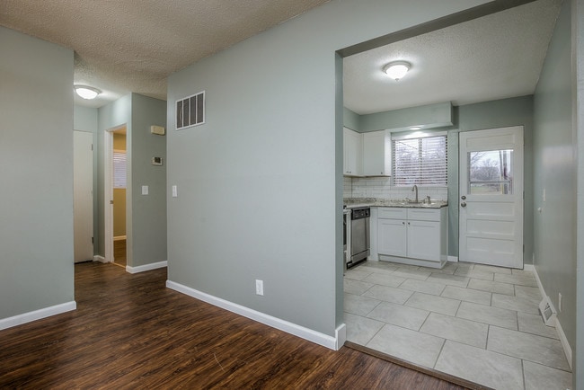 Building Photo - 510 NE Corder St