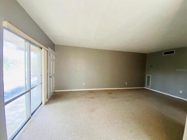 Building Photo - 305 E Dakin Ave