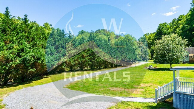 Building Photo - Charming 3-bedroom, 2-bath single wide trailer in Whittier, NC available now for year-long lease.