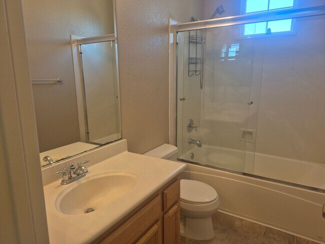 Building Photo - Adorable 3 bedroom 2.5 bath