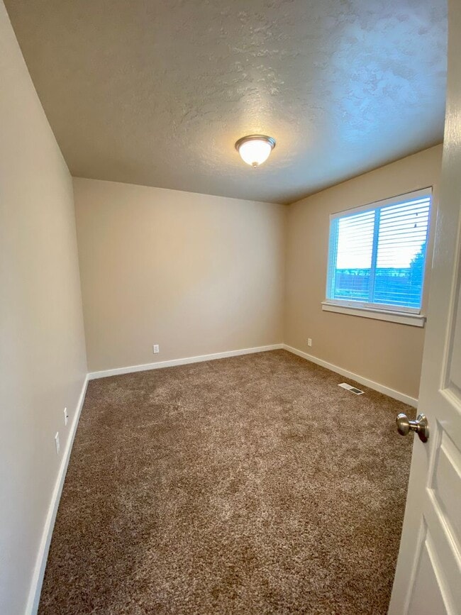 Building Photo - Lovely 4 Bedroom (+ Large bonus room) in B...