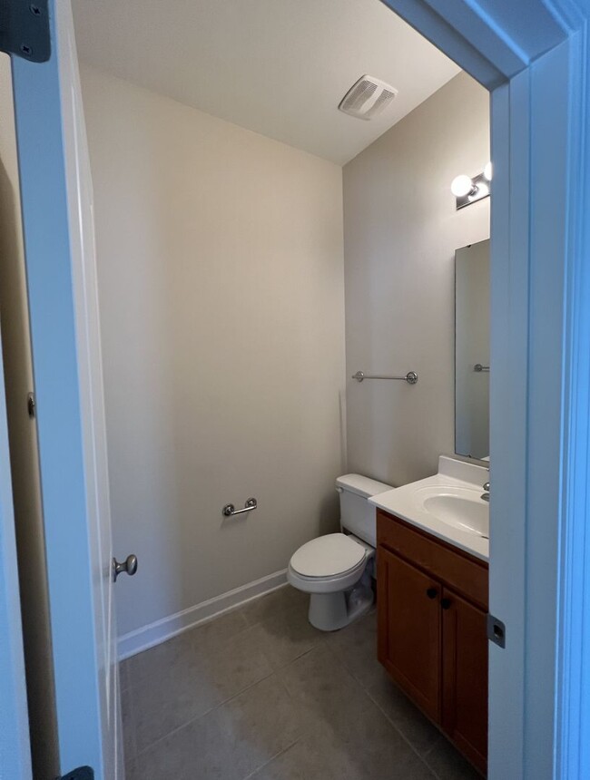 Building Photo - Townhouse For Rent