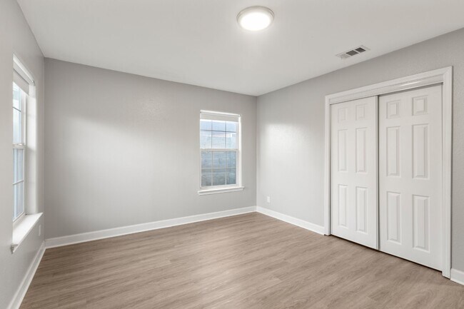 Building Photo - 2308 Devonshire Dr
