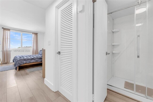 Building Photo - 300 Bayview Dr