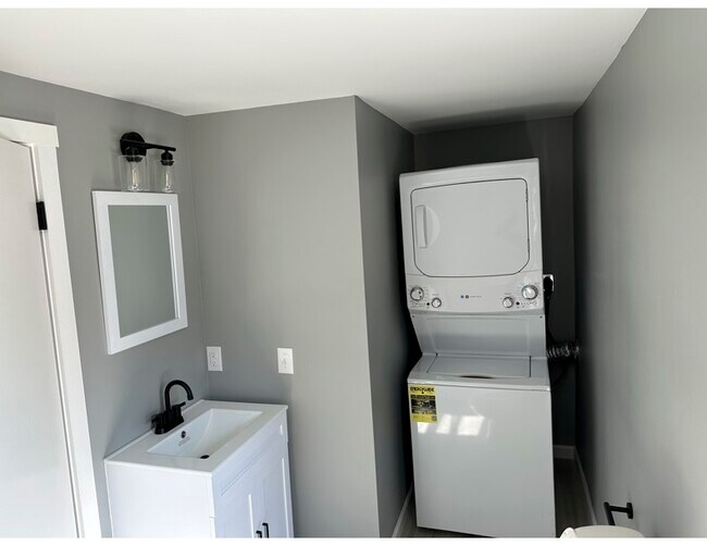 Building Photo - 30 E 7th Ave