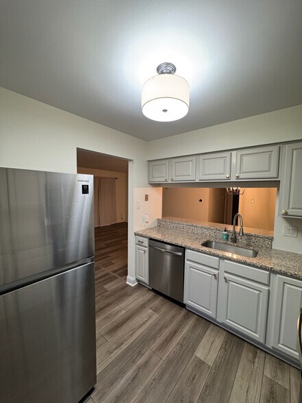 Building Photo - 347 Surrey Ct