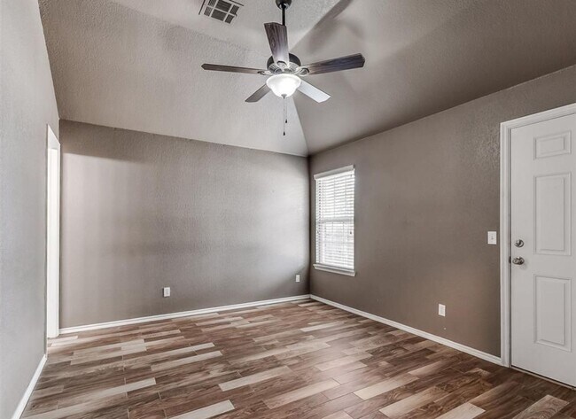 Building Photo - Charming 3 Bedroom Home in Yukon with Modern Updates