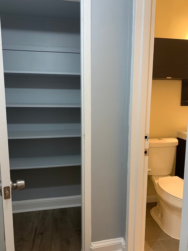 linean closet - 3101 Waclark Plz SE