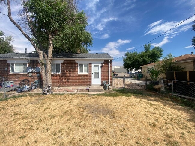 Building Photo - Spacious 2 Bedroom, 1 Bathroom Duplex with...