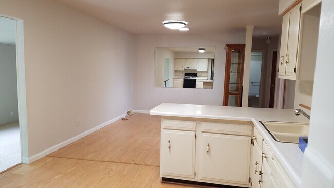 Building Photo - 3 bedroom 1 and 3/4 bathroom