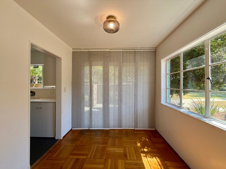 Building Photo - 5530 Village Grn