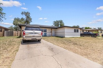Building Photo - 4 bed 3 bath