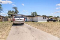 Building Photo - 4 bed 3 bath
