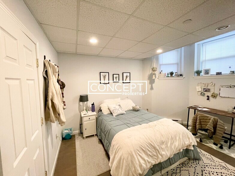 Building Photo - 77 Park Dr