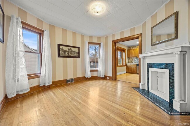 Building Photo - 411 Breckenridge St