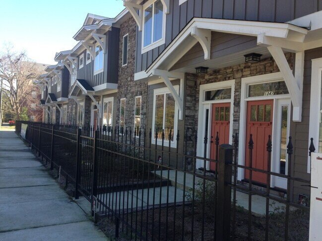 Building Photo - FULLY FURNISHED! 3 bed/3 bath Luxury Student Townhouse. Available Fall 2026!