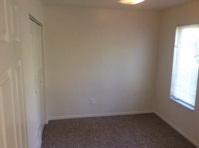 Building Photo - 3 BEDROOM, 2 BATHROOM TOWNHOME WITH A 1 CAR ATTACHED GARAGE