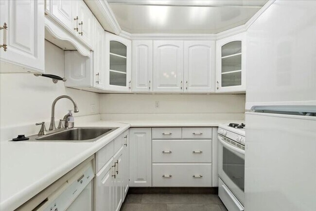 Building Photo - FOOTHILL 3 bed 2 bath Condo with Pool