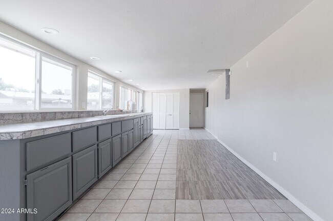 Building Photo - 40 E Balboa Dr