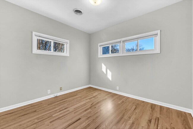 Building Photo - 780 Rossview Rd