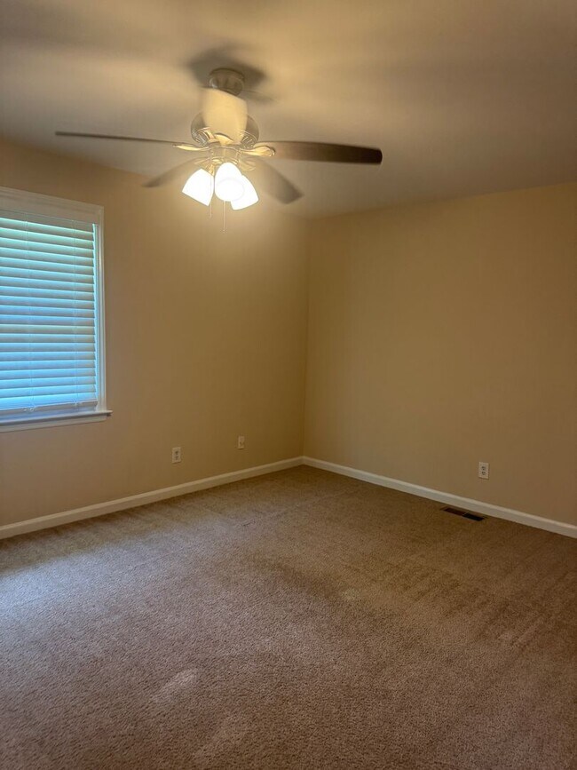 Building Photo - Beautifully updated 2BR/1.5BA apartment av...