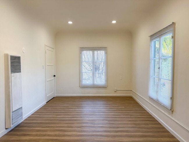 Building Photo - 810 E Chevy Chase Dr