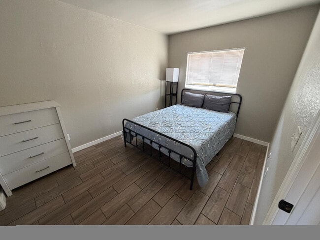 Building Photo - 4422 N Longview Ave