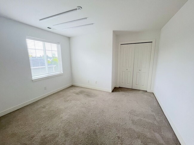 Building Photo - Spacious 4-Bedroom/3.5-Bathroom Townhome i...