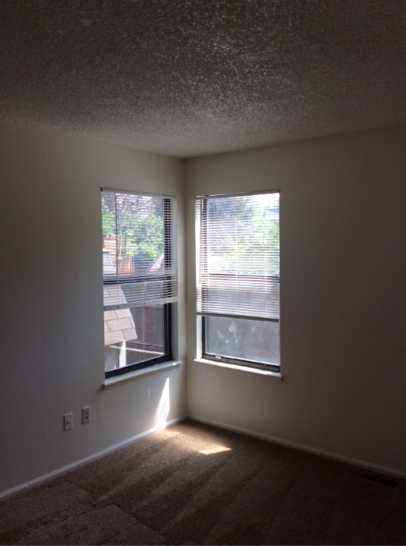 Building Photo - 942 Wakerobin Ln