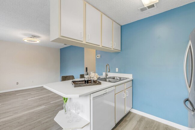 Building Photo - Spacious, sleek & central: 2Bedroom/2Bath condo in Daytona Beach!