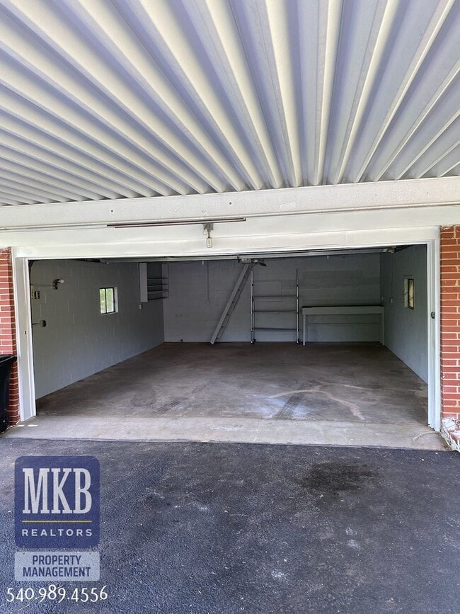 Building Photo - 6099 Franklin Rd
