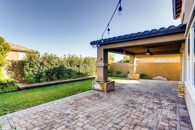 Building Photo - Beautiful Spacious Home in Mountains Edge