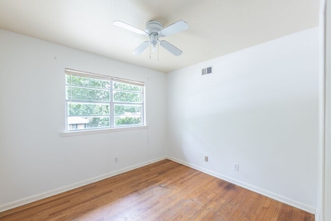 Building Photo - Charming Single-Level Brick Home with Large Yard & Patio in Little Rock