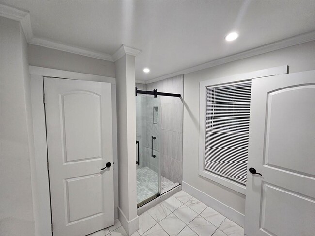 Building Photo - 1129 Graymont Dr SW