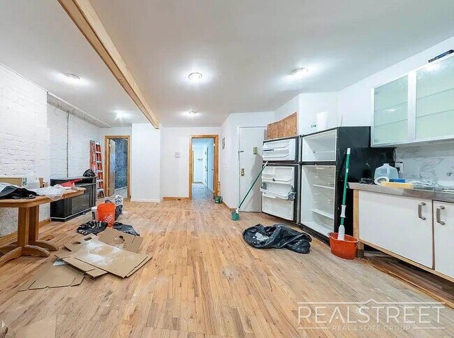 Building Photo - No Fee – 4 Bed / 1.5 Bath with Private Bac...