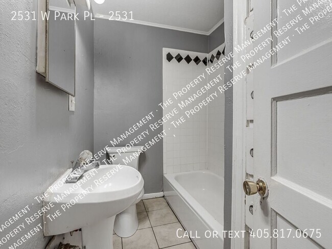 Building Photo - 2531 W Park Pl