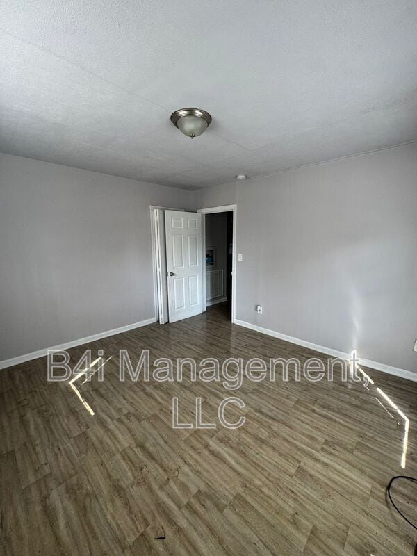 Building Photo - 2343 Huggins St