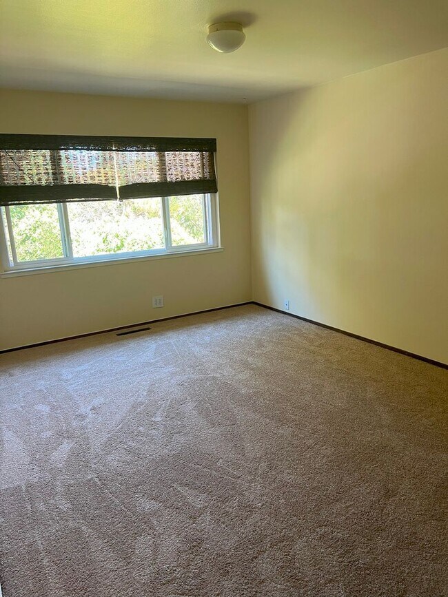 Building Photo - HAYWARD HILLS!!! BEAUTIFUL TWO STORY HOUSE...