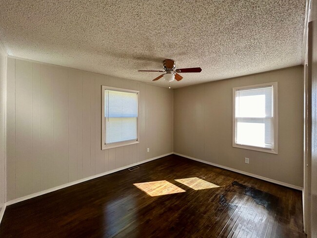 Building Photo - 2 Bedroom in SW Wichita, KS