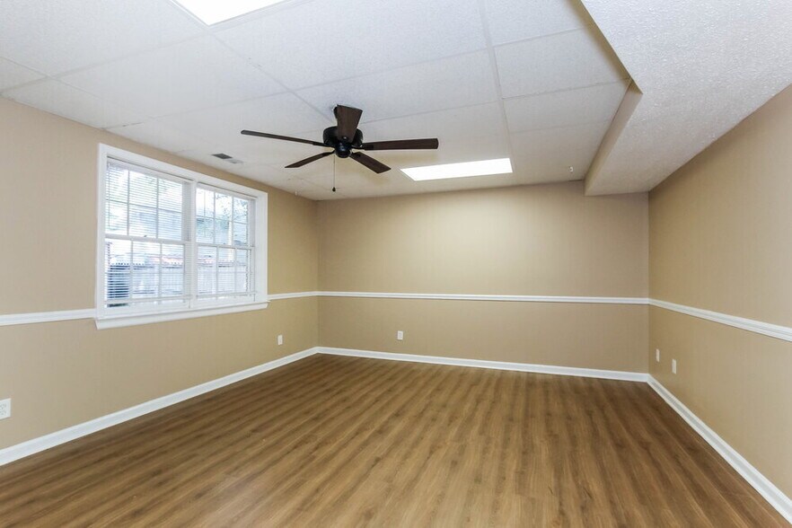 Building Photo - 1233 Willow Creek Pl