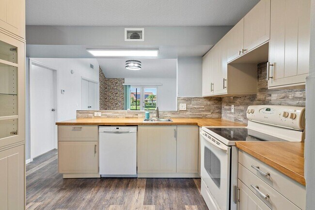 Building Photo - 10325 Hidden Springs Ct